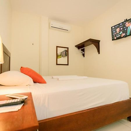 Hotel Mediterraneo Inn Santa Rosa de Lima Buitenkant foto