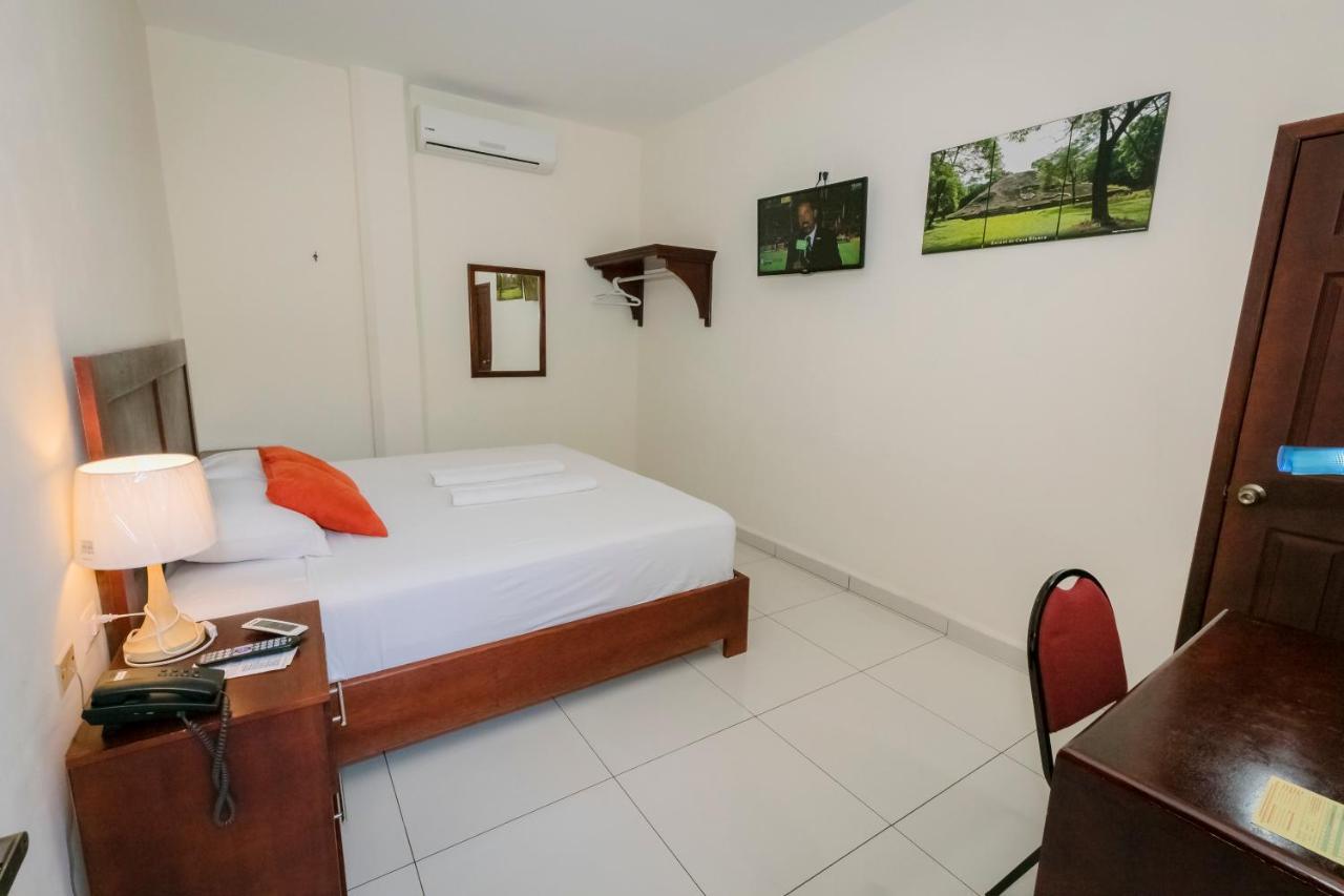 Hotel Mediterraneo Inn Santa Rosa de Lima Buitenkant foto