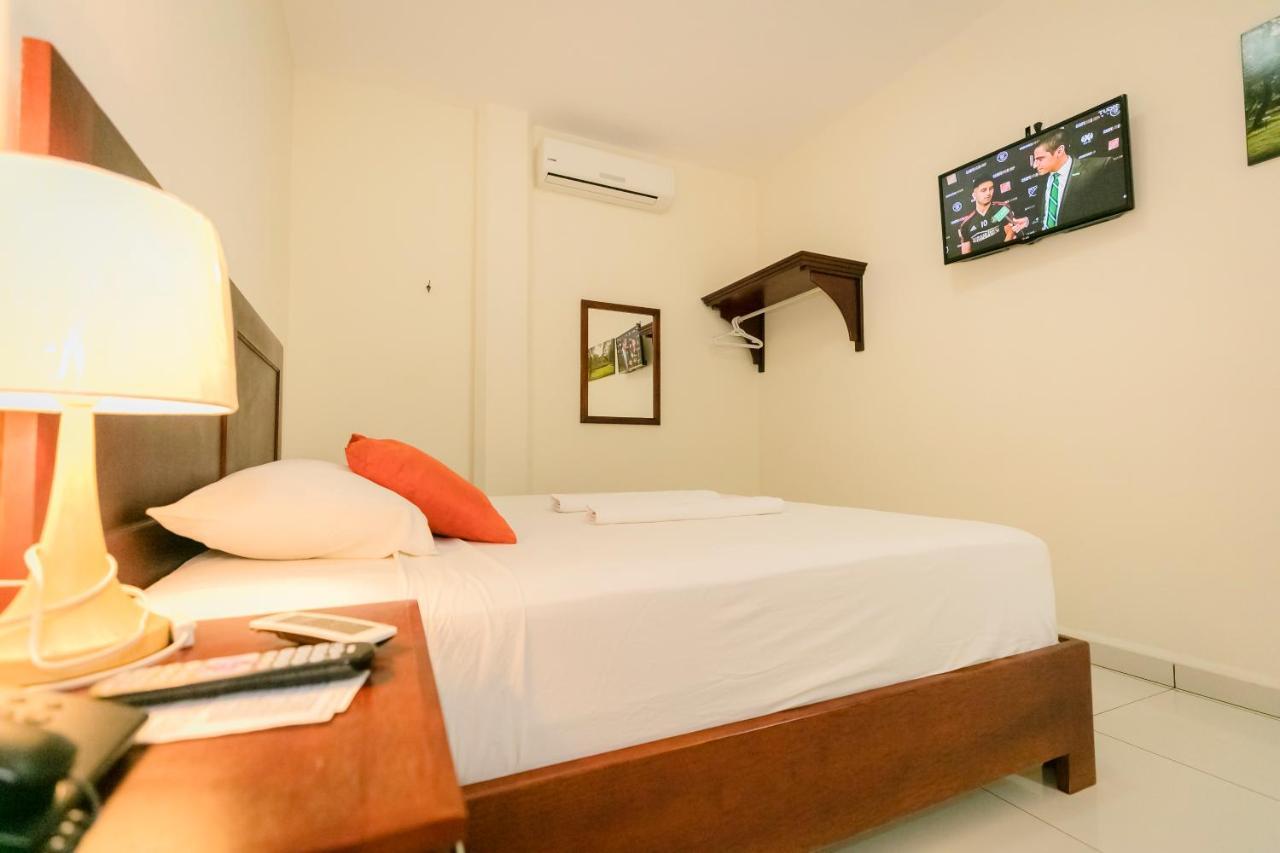 Hotel Mediterraneo Inn Santa Rosa de Lima Buitenkant foto