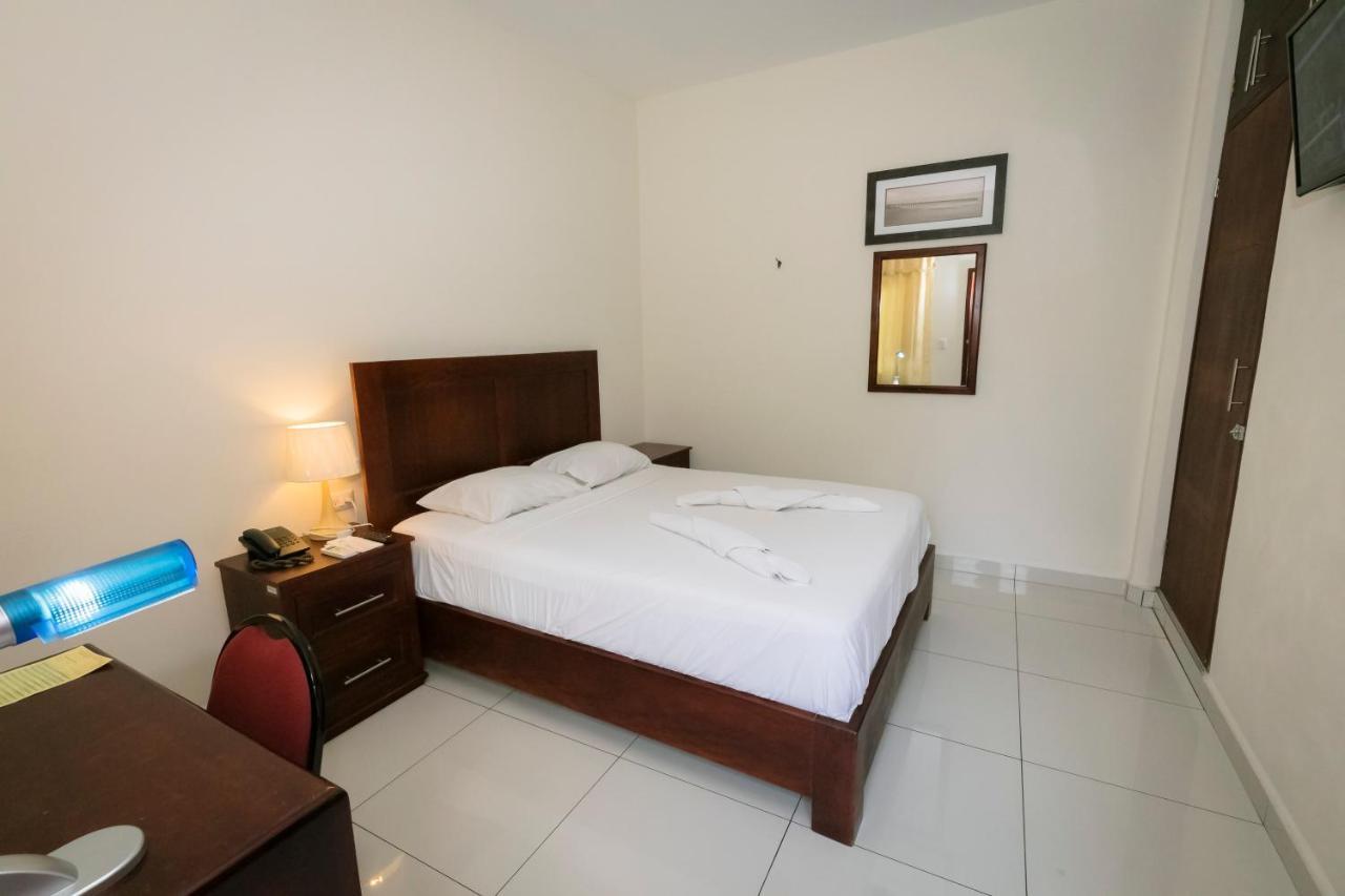 Hotel Mediterraneo Inn Santa Rosa de Lima Buitenkant foto